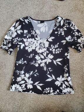 W5 Black & White Floral V-Neck Women’s T-shirt Top With Puff Sleeve